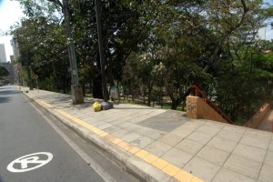 El andén de la carrera 39, junto al parque Los Sarrapios, quedó sin rampa para personas en silla de ruedas o quienes lleven bebés en coches. - Jaime Del Río / GENTE DE CABECERA