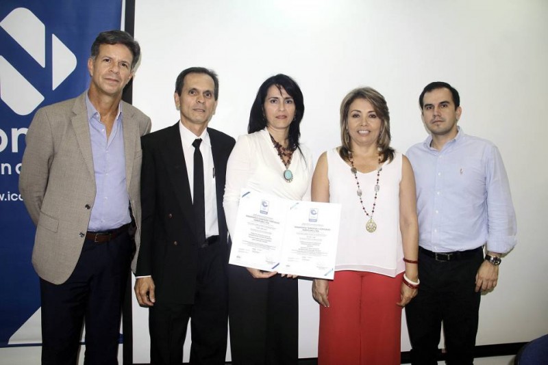 Roberto Enrique Montoya, director ejecutivo Icontec; Jaime Herrera Moreno y Claudia Patricia Herrera Moreno, de Transtures Ltda.; Gloria Sarmiento, directora Regional de Icontec y Juan Diego Rojas, vicepresidente de la Cámara de Comercio de Bucaramanga. - Javier Gutiérrez / GENTE DE CABECERA