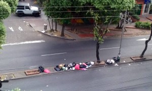 Las basuras son regadas mucho antes de que pase el carro recolector, en el separador de la carrera 33. - Suministrada / GENTE DE CABECERA