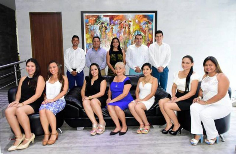 Ómar Villamizar, Fernando Serrano, Laura Serrano, Camilo Ayala y Antonio Arévalo. Sentadas: Dayana Romero, Maira Mogollón, Alejandra Mendoza, Marta Reina, Jéssica Pinzón, Angie Díaz y Pilar Méndez.