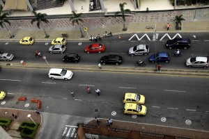 La transversal 93 también resulta peligrosa para los peatones, quienes a diario arriesgan sus vidas para poder atravesarla. Al respecto Miller Salar expresó que a esa vía se le están haciendo los estudios para saber si se instalan los resaltos.