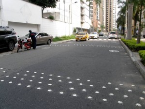 Otro tipo de reductores de velocidad hay en la carrera 38 entre calles 48 y 51. Aunque han servido mucho a los peatones, también reclaman mantenimiento o reemplazarlos por resaltos de cemento, que duren más que estos estoperoles. Estas herramientas fueron puestas a inicios de 2013 y durante varios años los vecinos nos manifestaron su malestar para poder cruzar la vía.