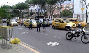 La Dirección de Tránsito de Bucaramanga adelanta ejercicios pedagógicos para mejorar la movilidad de las vías aledañas al centro comercial Cacique. - Suministrada / GENTE DE CABECERA