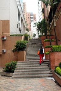 Siguen siendo muchos los senderos en parques, barrios, establecimientos y áreas públicas del sector que solamente cuentan con escaleras para peatones, como estos en parque Los Sarrapios (foto izq.) y en la calle 49 con carrera 36 (foto der.), obstaculizando el tránsito de personas con discapacidad que usan silla de ruedas.