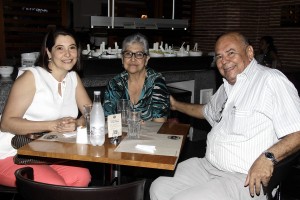 Claudia Sánchez, Cecilia de Sánchez y Enrique Sánchez.