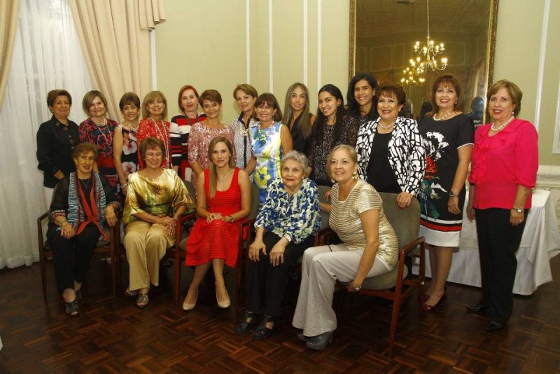 Paulina Novoa de Serrano, Inés Helena Uribe, María Margarita Reyes Uribe, Lucía Peña Ogliastri, Patricia Ortiz Pérez, Norma de Ciliberty, Alicia Peña, Nora Rodríguez, Isabel Cristina Jaimes, María Teresa Gómez, Consuelo Garcés, Beatriz Helena Figueroa, Clara Inés Cancino, María Juliana Cancino, Ana María Reyes, Valentina Flórez, María Hilda Rincón Uribe, Olga Cecilia Ogliastri y Olga Lucía Uribe. - César Flórez/GENTE DE CABECERA