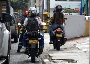 Los motocilistas acostumbran usar los andenes para librarse del trancón, incumpliendo las normas de Tránsito y afectando a los peatones. - Javier Gutiérrez / GENTE DE CABECERA