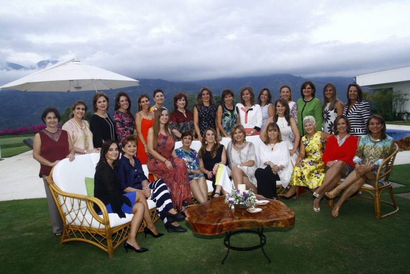 Diana Sánchez, María Victoria de González, Clara Amelia  Acevedo, Luz Marina de Marín, María Alejandra Acevedo, Clara García, Gloria García, Marcela Beltrán de Chona, Gloria Amaya de Alfonso, Nancy de Ardila, Martha de Acevedo, Amparo de San Miguel, María Teresa de La Torre, Sheyla Assaf, Carolina Durán, Laura Rey de Marín, Mariela Serrano de Rojas, Lucía Cobos, Patricia Álvarez Ribero, Beatriz Serrano, Jackeline Clausen, Sonia Moreno, Gloria González, Elvira Moreno, Bibiana Acebedo y Nohora de Marín. - César Flórez/GENTE DE CABECERA