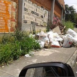 Pablo Reyes envió esta imagen a través de Twitter, donde se evidencian escombros detrás del colegio La Presentación. - Suministrada/GENTE DE CABECERA