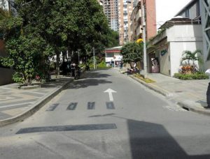 Los conductores que transitan por la calle 46 frente a las canchas de baloncesto y el CAI de San Pío deben estar atentos al nuevo sentido de circulación vehicular. - Suministrada/GENTE DE CABECERA