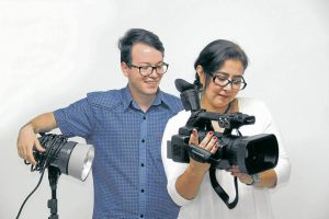 Yosman Serrano Lindarte, estudiante de Artes Audiovisuales y director del cortometraje ‘Rocky’, junto a Ella Carolina Cardona, cocreadora de Cinestampilla, realizadora de cine y docente.  - Javier Gutiérrez/GENTE DE CABECERA