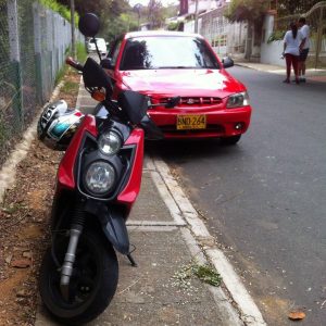 De manera continua, motos y carros invaden completamente las aceras de este sector. - Suministrada/GENTE DE CABECERA