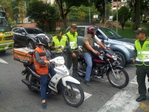 La consulta de antecedentes y el registro a motocicletas y otros vehículos es uno de las principales actividades de prevención y control ante el hurto en el sector. - Suministrada/GENTE DE CABECERA