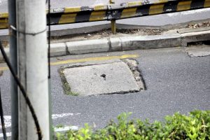 Los bordes desgastados alrededor de la tapa han hecho de esta alcantarilla una peligrosa ‘trampa’ para motociclistas. - Fabián Hernández/GENTE DE CABECERA