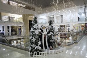 En el centro comercial La Quinta, diferentes escenarios son custodiados por Papá Noel.