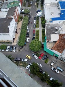 Aunque existe un parqueadero cercano, los conductores estacionan en los andenes, en las dos calzadas y hasta en la zona de ambulancias de la clínica. - Suministrada/GENTE DE CABECERA