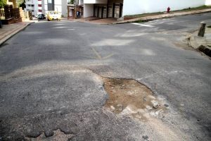 Este bache está empeorando y la señalización puesta hace unos meses por voluntarios y clubes de motociclistas, ya no se nota