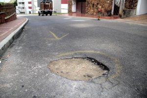 Pocos pasos separan unos baches de otros, obligando a los conductores a manejar en ‘zig-zag’ por toda la carrera