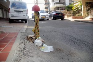 Los habitantes del sector ya han debido recurrir a elementos como cascos, cartones y cintas de peligro para prevenir a los conductores de la existencia de estos ‘huecos’