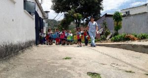 Los menores deben desplazarse desde la institución educativa hasta un salón comunal para recibir alimentación. - Suministrada/GENTE DE CABECERA