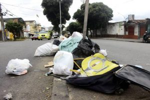 En un recorrido por Cabecera, el lente de Gente encontró que uno de los puntos críticos del sector en cuanto a basura se refiere, es en los alrededores de la Plaza Guarín, como este sobre la carrera 33A con calle 33