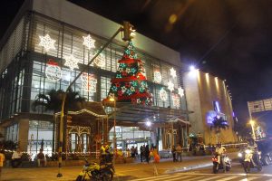 El árbol con los tradicionales colores verde y rojo le da la bienvenida a los visitantes del centro comercial Megamall. Su brillo y altura es lo que más causa admiración.