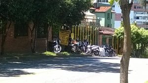 El parqueadero usa permanentemente el andén para estacionar las motos de los clientes. - Suministrada/GENTE DE CABECERA