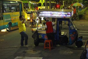 Los médicos recomiendan evitar el consumo de alimentos en la calle pues aumenta el riesgo de contraer enfermedades. - César Flórez / GENTE dE CABECERA