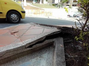 Esta parte del sendero está en pésimo estado, obligando a los transeúntes a usar la vía de los carros. - Suministrada/GENTE DE CABECERA