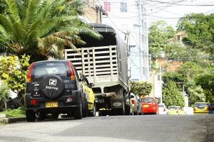 A lo largo de la carrera 47 fueron captados varios casos de mal estacionamiento, que dificultan o limitan la movilidad de otros carros y transeúntes. - César Flórez/GENTE DE CABECERA