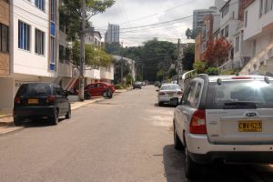 Estacionar los vehículos en la calle se ha vuelto un mal hábito entre los habitantes de esta cuadra. - Jaime Del Río/GENTE DE CABECERA