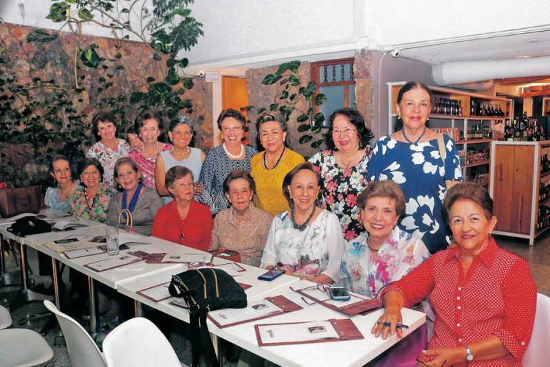 Luisa Emma Reyes, Inés Sanmiguel, Aminta Parra, María Victoria Galvis, María Isabel Acevedo, Miryam Pinzón, Elena Serrano, María Isabel Ordóñez, Cecilia Gamboa, Cecilia Ramírez, Miryam Ballesteros, Miryam Serrano, Amparo Rey, Aida Reyes, María Arguello y Teresa Pinzón.  - Fabián Hernández/GENTE DE CABECERA