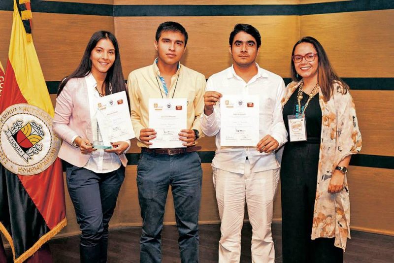 Laura Daniela Fiallo, primer puesto; Zinedine Hernández, segundo puesto; David Ramírez, tercer puesto y María Eugenia Bonilla, directora IEP Unab. - Suministrada/GENTE DE CABECERA