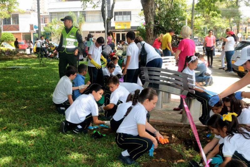 Más de 100 plantas fueron sembradas por los estudiantes del grado cuarto del Colegio San Pedro Claver, como parte de una iniciativa que busca acercar a los niños a sus realidades mientras fortalecen su proceso escolar. - Fabián Hernández / GENTE DE CABECERA