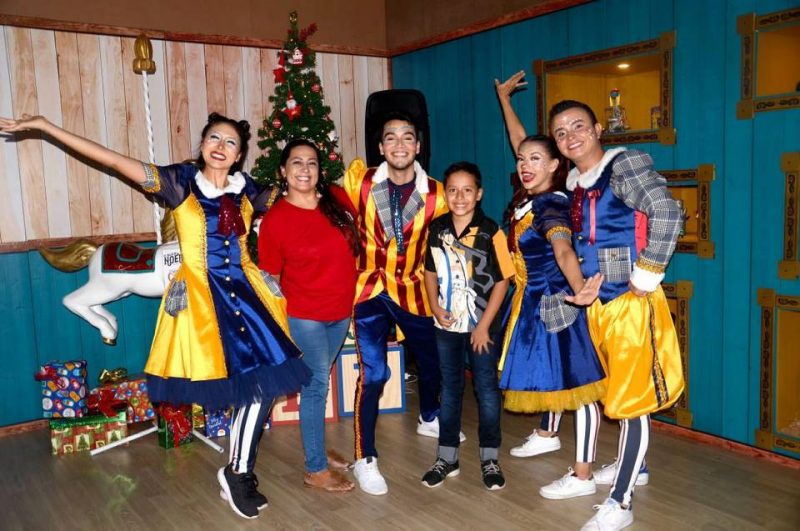 Martha Amorocho y Nicolás David Hernández junto a los anfitriones del Museo de los Regalos. - Fabián Hernádnez /GENTE DE CABECERA