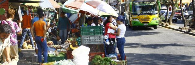 Siguen quejas por invasión  de espacio público